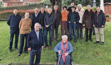 Foto de la familia durante la reunión de los quintos.