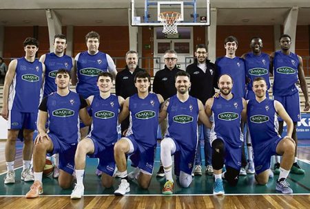 Jugadores y técnicos antes de un partido en Landako. (TST)