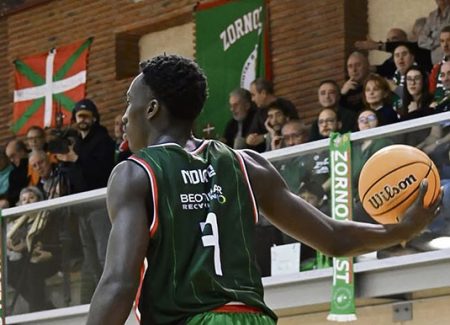 El jugador Ndiaye con el balón en un partido en Larrea. (ZST)