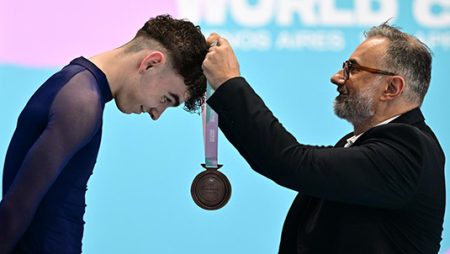 Andoni Ibarra, bronce en Argentina en patinaje artístico sobre ruedas Andoni Ibarra recibe la medalla.