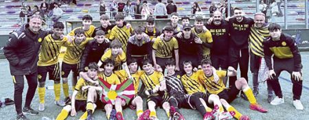Ascenso histórico del Baskauri a Juvenil Preferente Jugadores y cuerpo técnico del Baskauri celebran el ascenso en Soloarte. BFE)