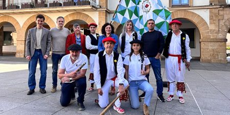 Durangaldeko Ezpatadantzari Eguna el 25 de abril Presentación de Durangaldeko Ezpatadantzari Eguna . (AU)