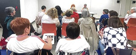 Garazi Albizua durante la charla-coloquio con las socias de Erabide Emakume Elkartea. (EEE)