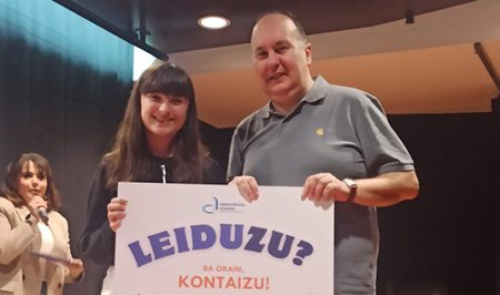 Entrega de premios del concurso Leiduzu Entrega de uno de los premios. (AU)