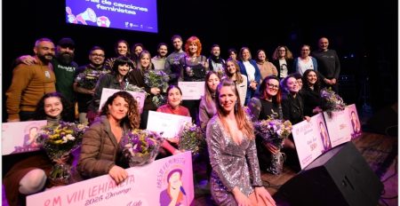 Premios en el Certamen de Canciones Feministas Foto tras la entrega de premios (DU)