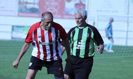 Duelo durante un partido de Walking Football organizado por la Athletic Fundazioa (AF)