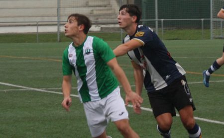 Dos jugadores pugnan por hacerce son el balón durante un encuentro. (A.K.E.)