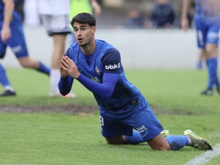 Al Amorebieta le queda luchar por entrar en Copa del Rey El delantero Gonzalo Zorrilla se lamenta tras un gol anulado en el derbi ante el Gernika. (SDA)
