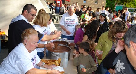 La Asociación de Jubilados y Pensionistas Elkartea reparte chocolate en unas fiestas anteriores. (JOFE)