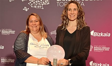 Monika Bailón, concejala de Desarrollo Local y Empleo, recibe el obsequio. (Gu)
