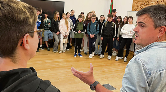 Estudiantes de Lituania y Croacia visitan el ayuntamiento Un instante del encuentro. (GU)