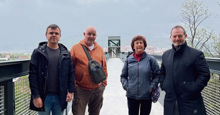 Galdakao inaugura el cuarto ascensor de Aperribai Momento de la inauguración. (GU)