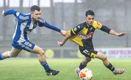 Una acción del partido ante el Portugalete, que se proclamó campeón tras vencer ante la Cultu. (C.P.)