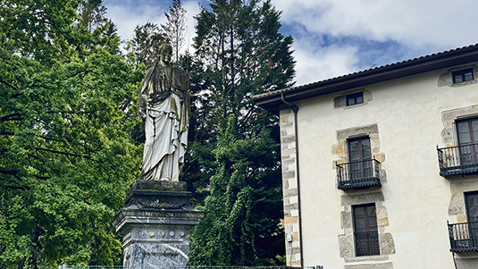 Limpieza y restauración en la cruz de Pinondo y la escultura de Astarloa Escultura