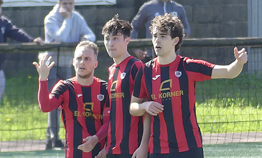 El Iurretako no sale del pozo Futbolistas del Iurretako forman barrera en una falta en contra. (I.K.T.)