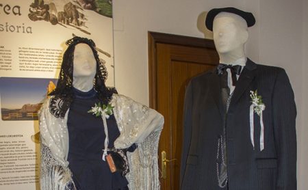 Muestra sobre la boda tradicional vasca con trajes y vestidos vestidos boda vasca