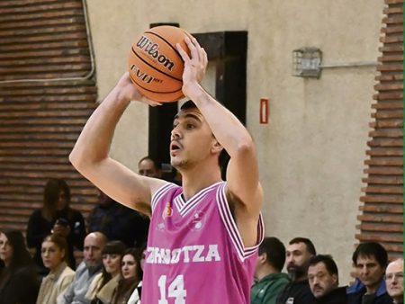 El jugador Eneko Salinero en el último partido en Larrea. (ZST)