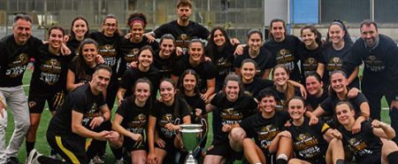 La Plantilla del Basauriko Kimuak femenino recibiendo el trofeo de campeonas de Liga Vasca (BK)