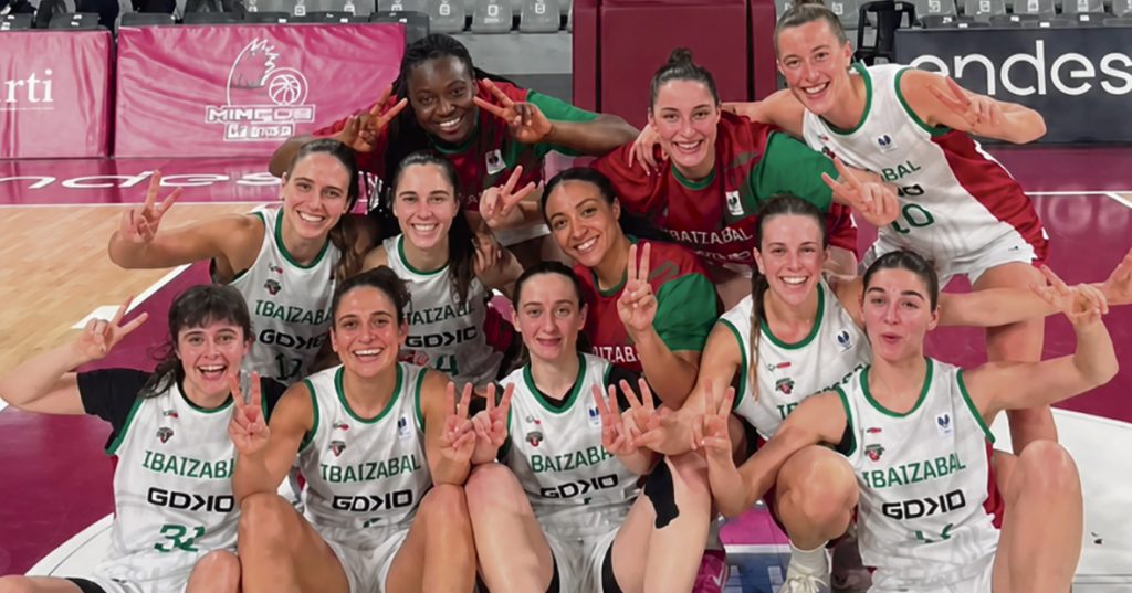 El Ibaizabal femenino empieza con buen pie los playoffs y sueña con el ascenso La plantilla celebrando la victoria en la ida de cuartos de final. (NS)