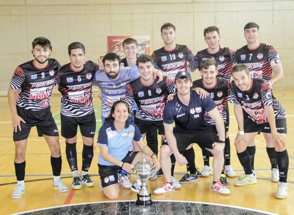 La plantilla del Lagun Onak B recibiendo el trofeo de Campeones de Primera Territorial. (AH)