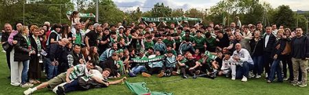 Jugadores, cuerpo técnico, familiares y afición de la SD Ariz celebrando el ascenso a Preferente (SDA)