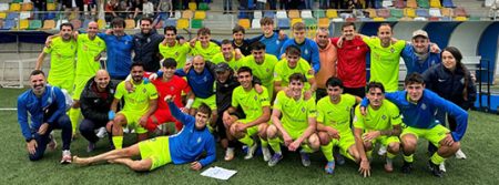 Plantilla y cuerpo técnico tras el triunfo en el campo de la Mutilvera. (SDA)