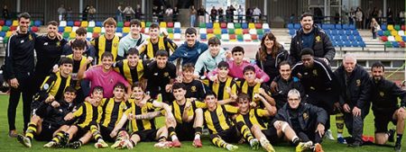 Plantilla del CD Basconia tras el último partido liguero de la temporada en Artunduaga (CDB)