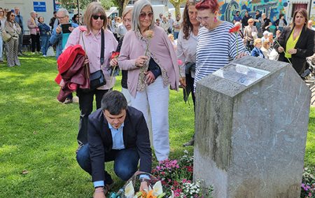 El alcalde hace la ofrenda floral. (AGE)