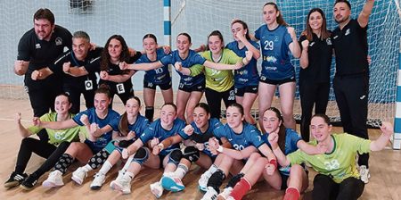 Las campeonas celebran el triunfo. (Kiriki)