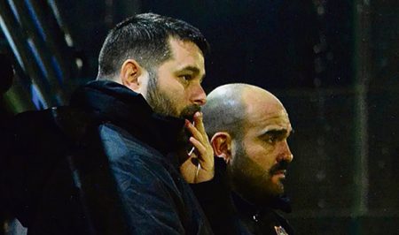 ñaki Ostolaza, actual técnico del CD Galdakao, a la derecha de su segundo entrenador, Jesus Aparicio- (JBM)