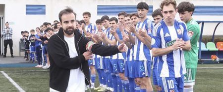 El club homenajeó en el último partido a su capitán Unai Arizmendiarrieta tras realizar toda su trayectoria en la Cultu. (SCD)