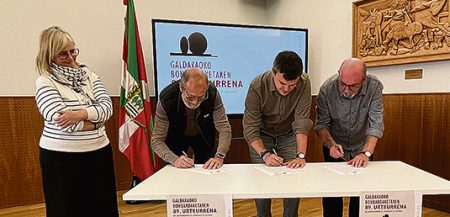 Firma del acuerdo. (GU)