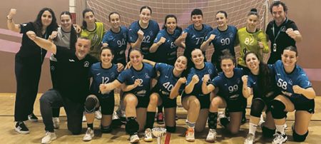 La plantilla del Atlético Basauri Senior celebrando el título de la Copa Bizkaia mientras posa junto al trofeo (ABB)