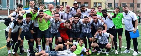 La plantilla del CD Galdakao celebra el ascenso después de vencer al Basurto en O Iparralde (AF)