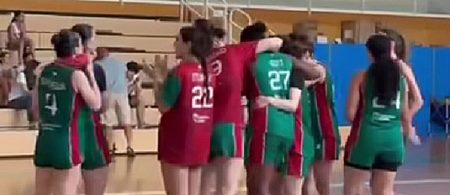 Las jugadoras del Ibaizabal agradecen a su afición tras caer en la eliminatoria del playoff de ascenso (IST)