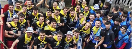 El Umore Ona celebra por todo lo alto su regreso a Preferente Los equipos Senior y Cadete del Umore Ona celebrando sus respectivos ascensos subidos en el camión (MZ)