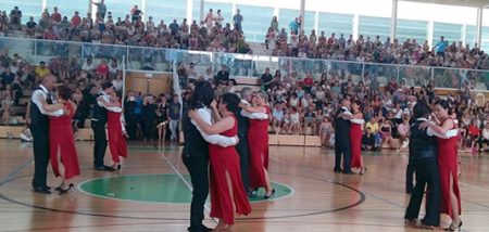 Exhibición con Areto Dantza Elkartea en el polideportivo Urreta Actuación de Areto Dantza Elkartea. (GU)