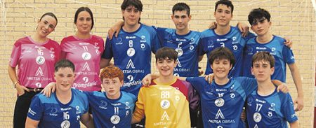 Jugadores y entrenadoras con el trofeo. (IE)
