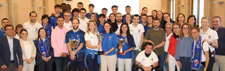 Representantes del club de baloncesto durangués y del Ayuntamiento durante el acto. ( DU)