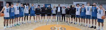 Jugadores, cuerpo técnico y dirigentes en Alginet. (ZST)