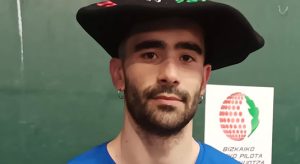 Gaizka Carregal con la txapela tras ganar el Campeonato de Bizkaia de Cuatro y Medio (APE)