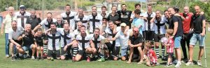 La plantilla de los Veteranos del Galdakao celebrando el titulo de campeones con el trofeo (FVF)