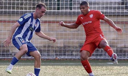 Una acción del primer partido de liga en Tabira. (Luis Iturrioz)