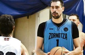 Oier Ardanza con el balón en un partido de pretemporada. (ZST)