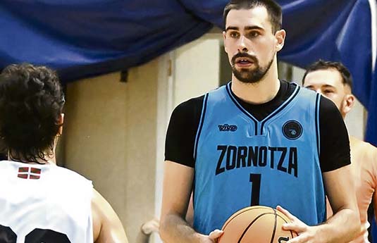El Zornotza se prepara para volver a intentar el ascenso Oier Ardanza con el balón en un partido de pretemporada. (ZST)